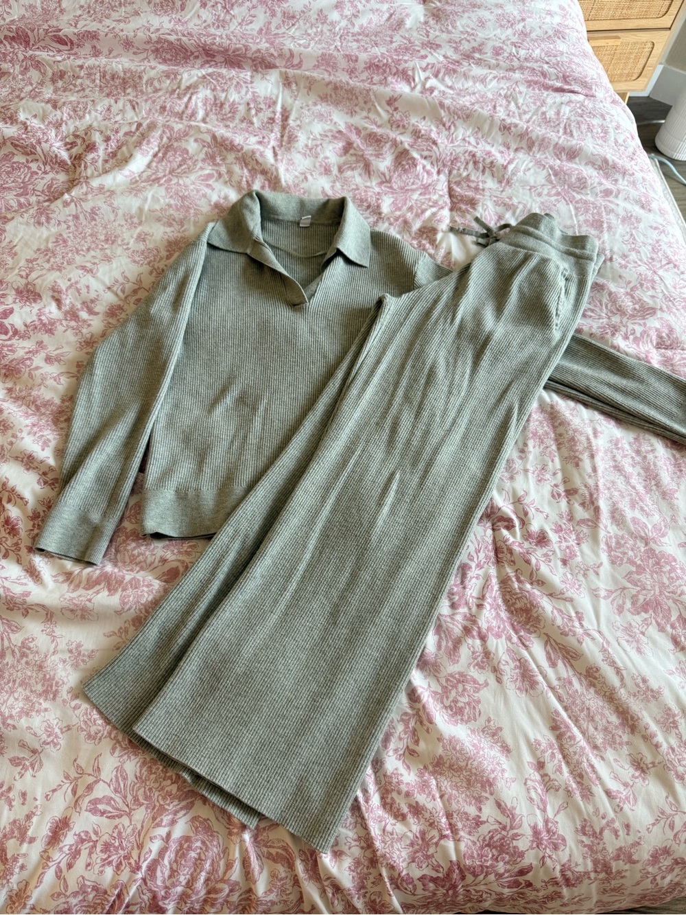 Uniqlo Women's Collared V-Neck Rib-Knit Set in Sage Green